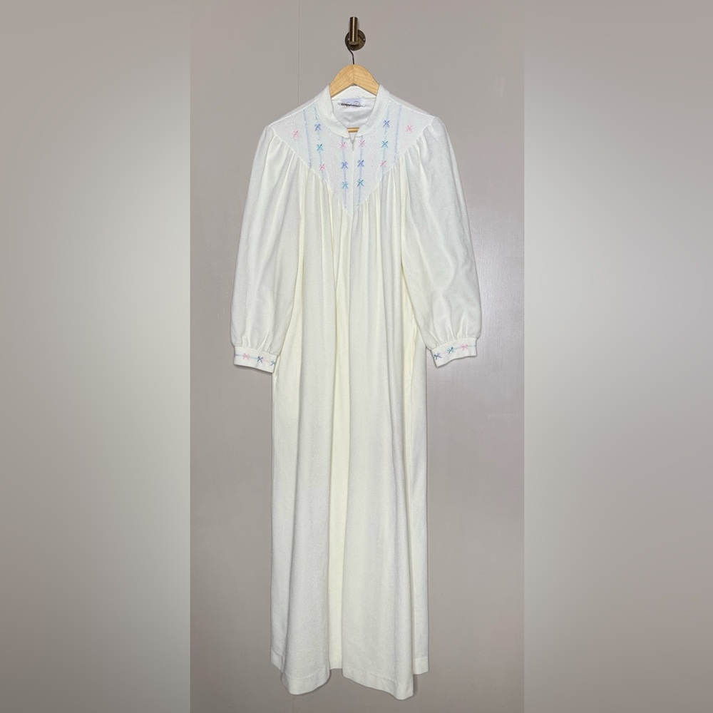 Vintage Vanity Fair Bow Embroidered Nightgown Women's L Ivory Cottagecore